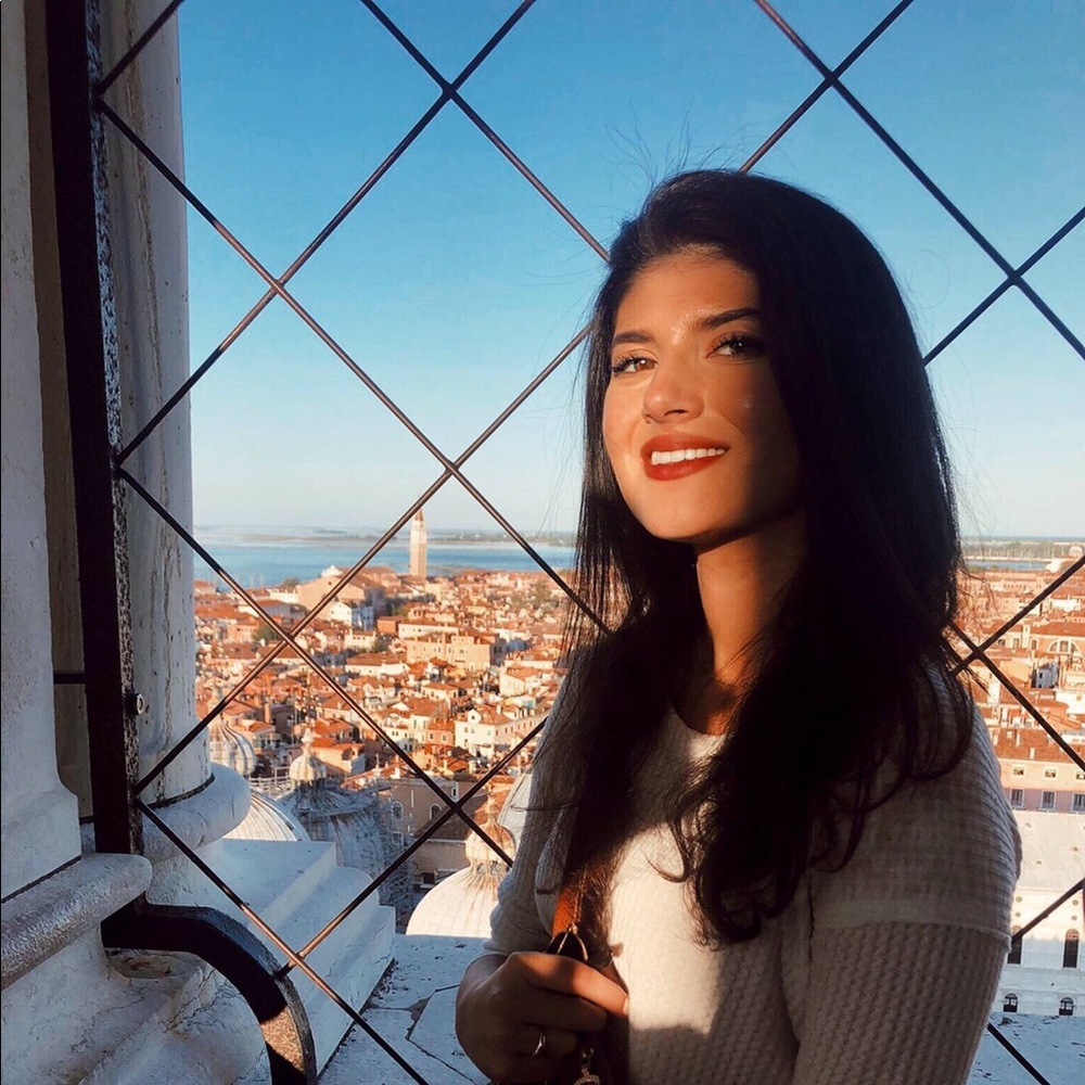 Meet your Posher, Yasmine